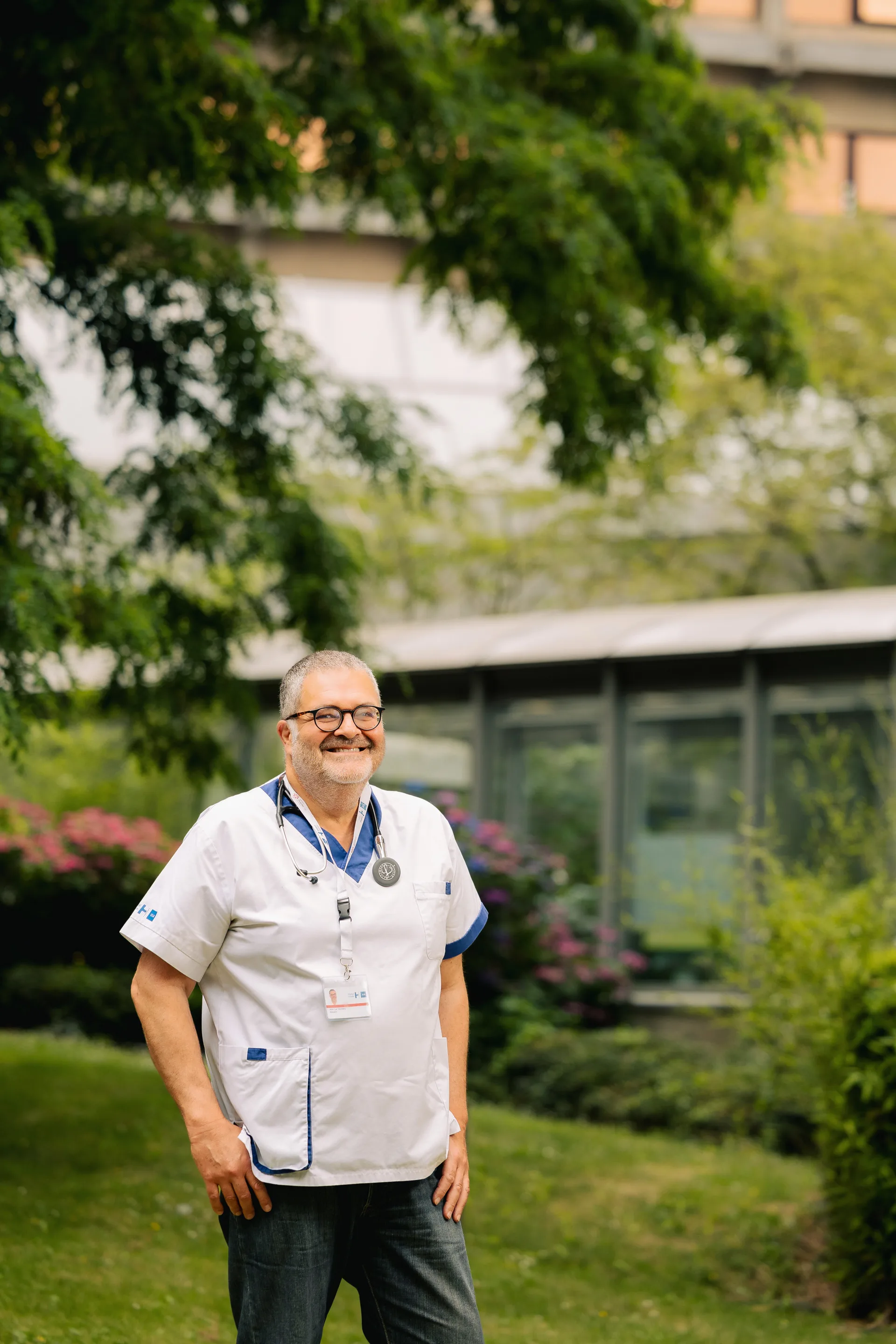 Portrait d'un médecin souriant dans le parc d'un hôpital — photographie de santé ALTABENA