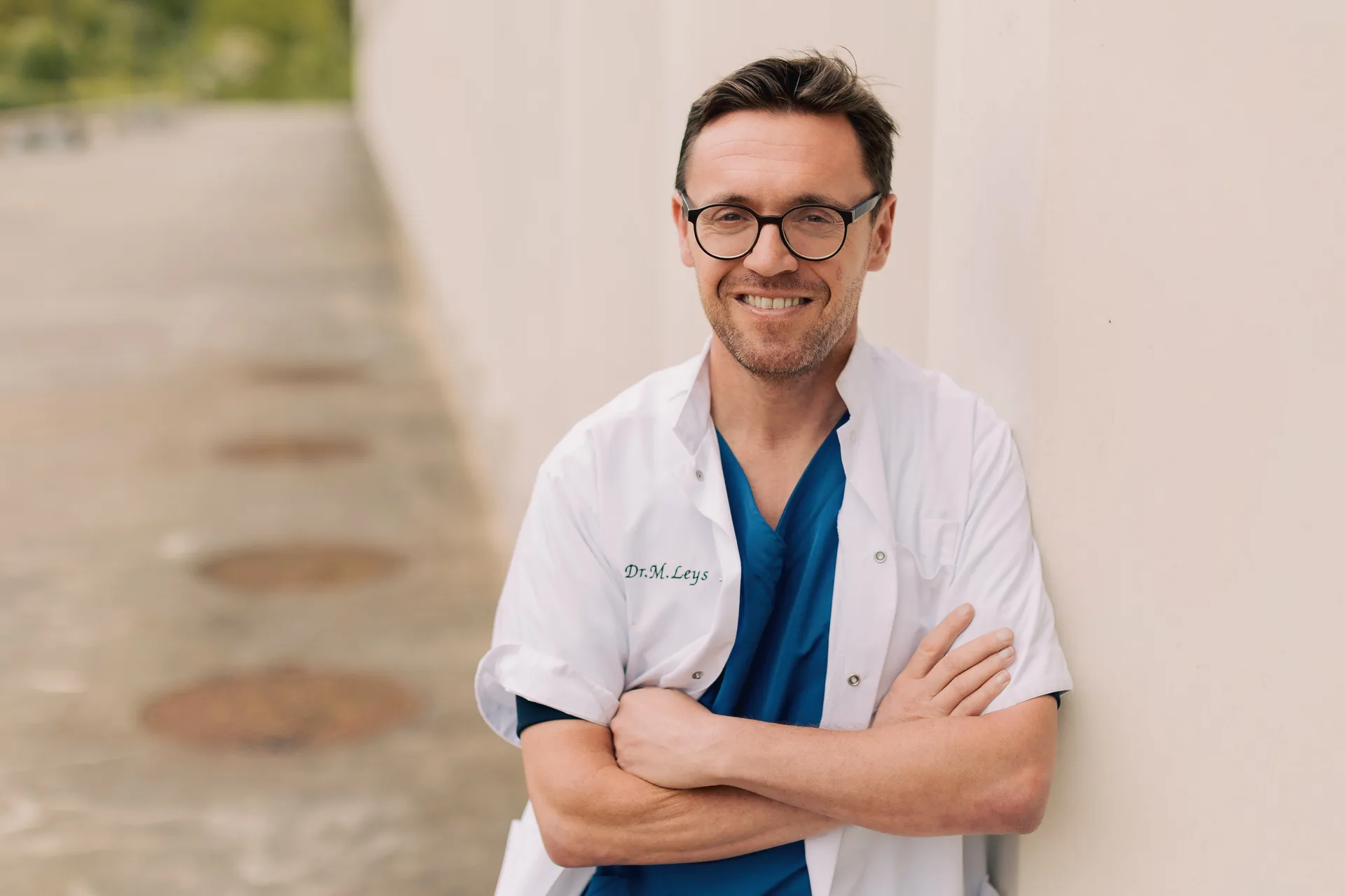 Portrait du Dr M. Leys, blouse blanche sur tenue de bloc — photographie médicale ALTABENA
