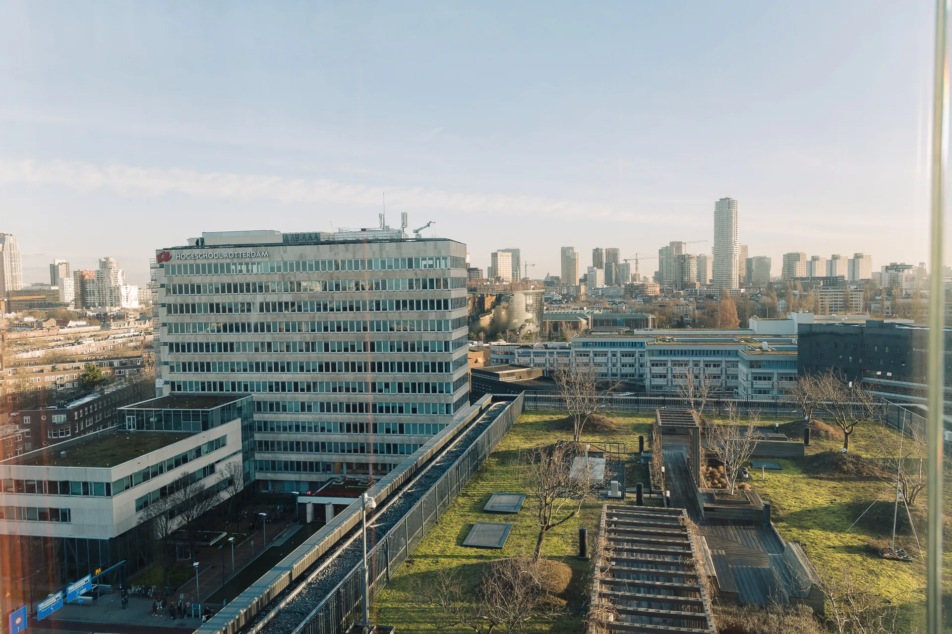 Vue du campus hospitalier de l'Erasmus MC à Rotterdam — photographie d'architecture de santé
