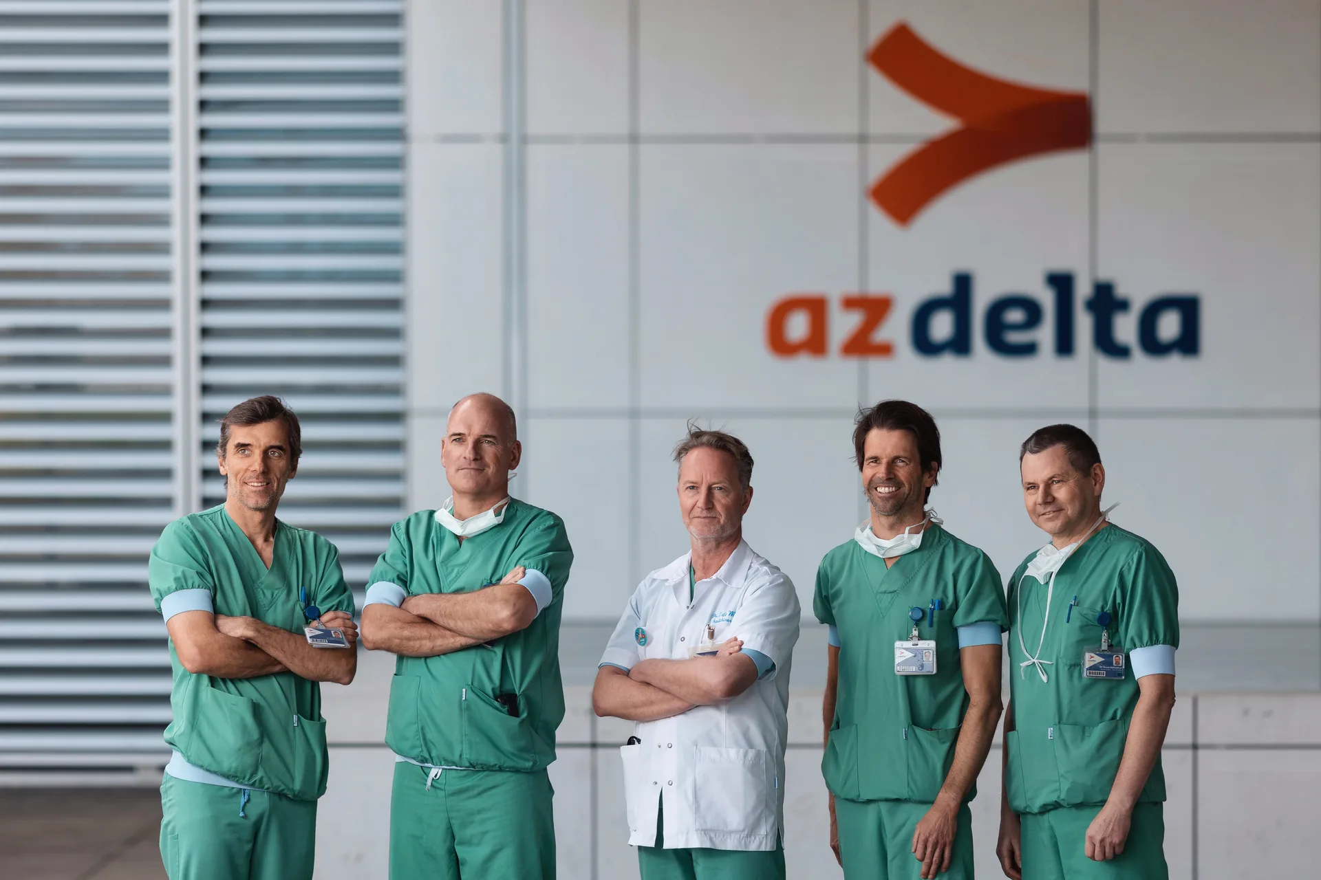 Équipe de cinq médecins devant l'hôpital AZ Delta à Roeselare — portrait d'équipe médicale par Angel Bena