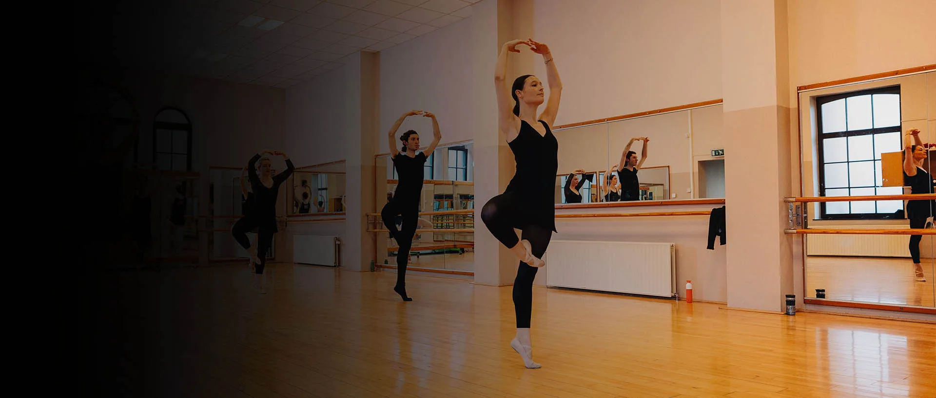 Cours de danse classique dans le studio d'Eve Maury Dance à Uccle — image du site web réalisé par ALTABENA