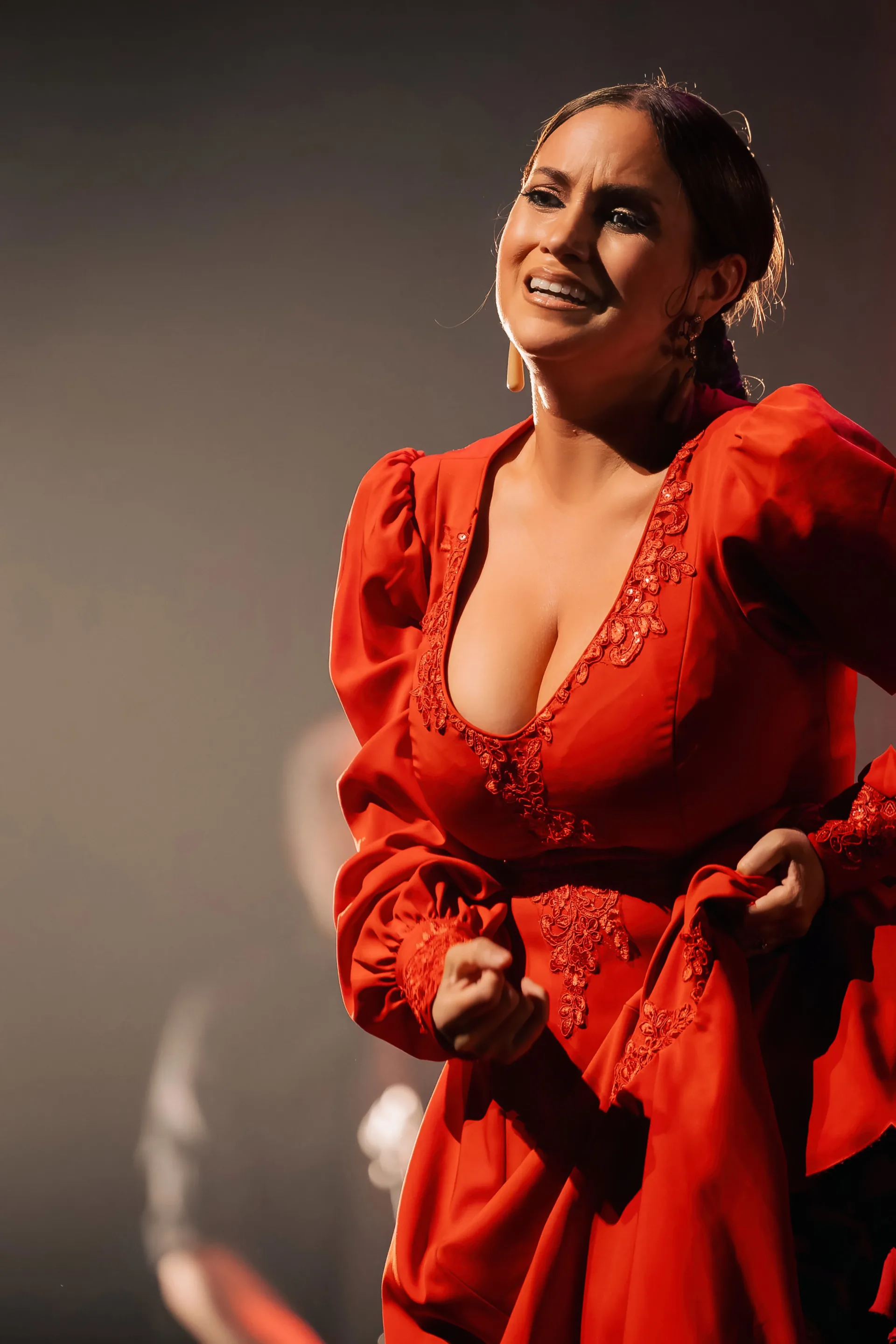 Musicien de flamenco sur scène — salle Arenberg Anvers, lumières chaudes
