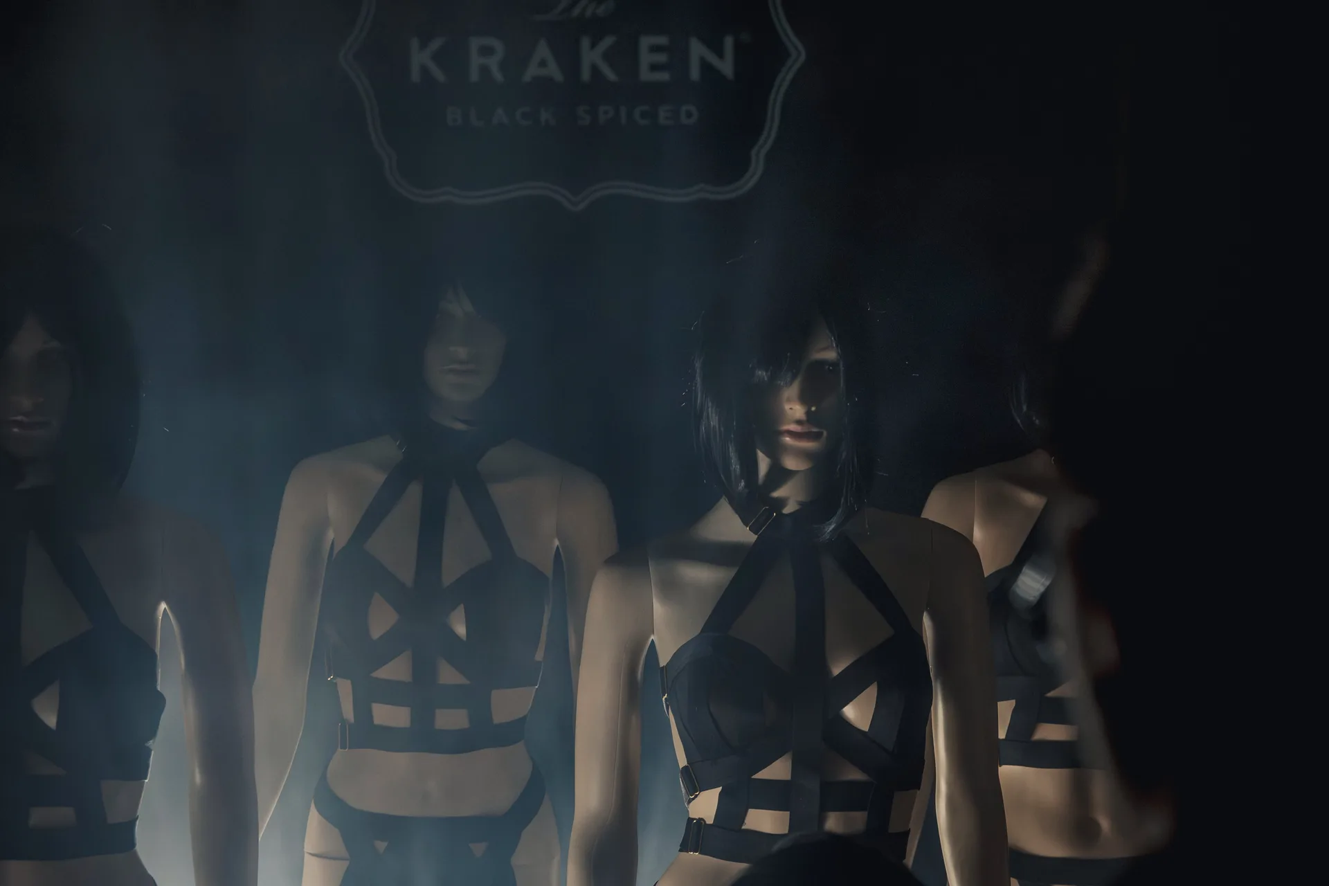 Détail de mise en scène produit Kraken Rum au bar Apoteca