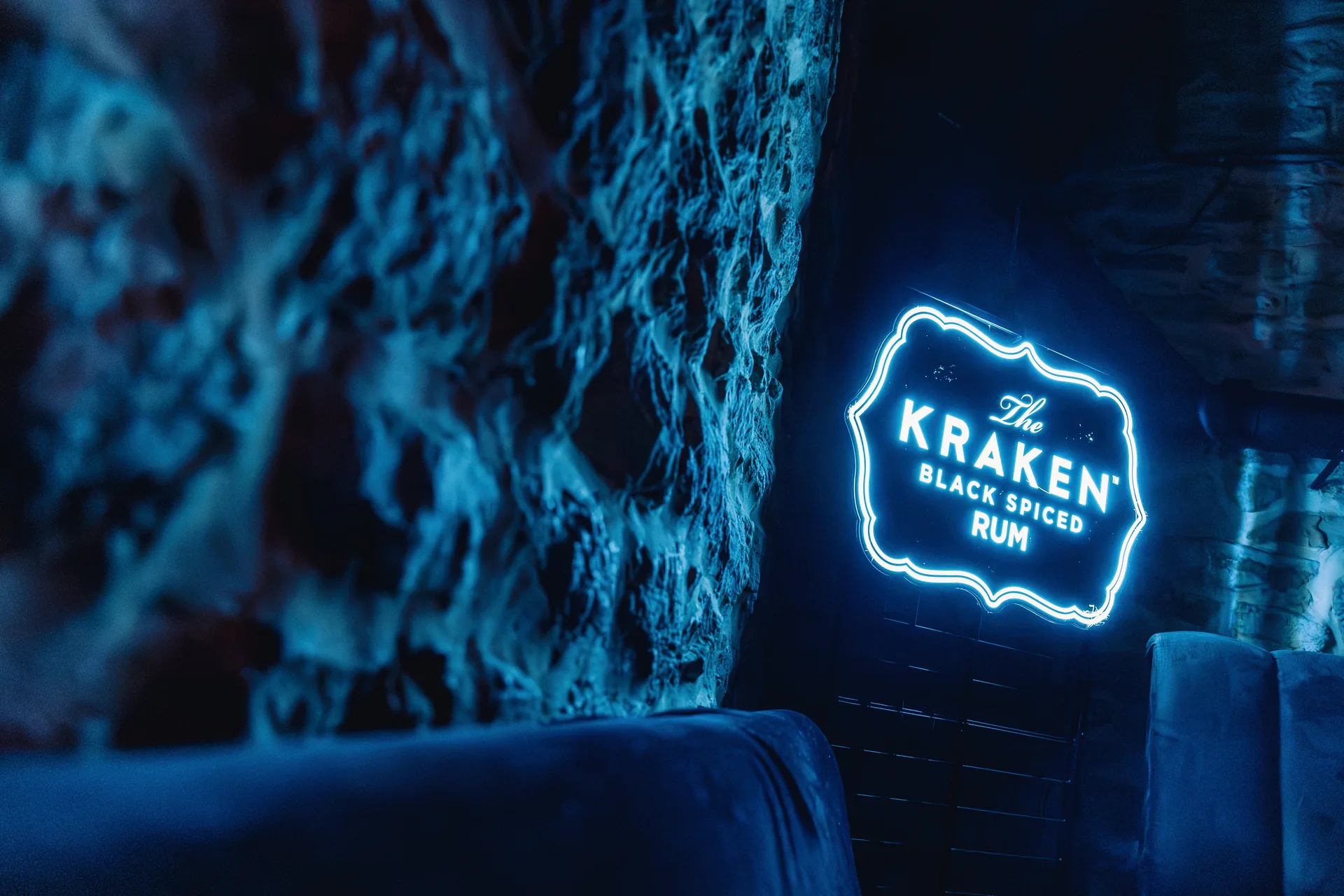 Ambiance tamisée et cocktails lors de la soirée Kraken Apoteca Luxembourg