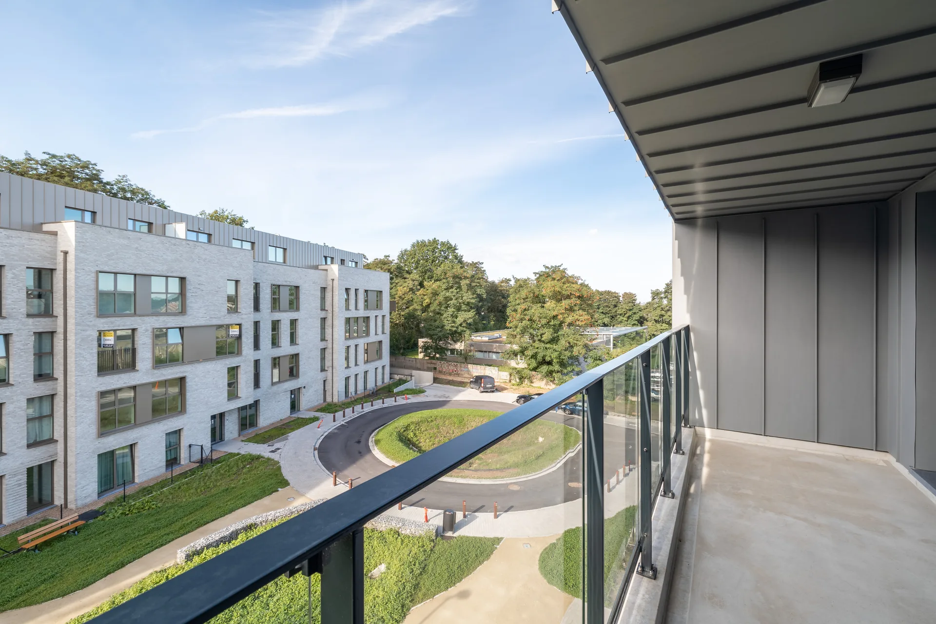 Salon baigné de lumière naturelle — reportage immobilier pour l'agence Sphera Properties, Bruxelles