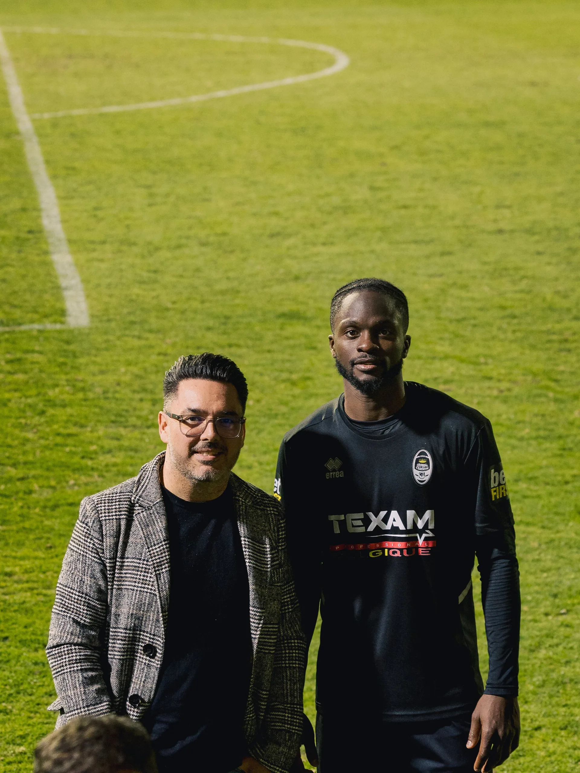 Rafael Perez, gérant de Laviana Management, avec un joueur après un match — agence de gestion de joueurs
